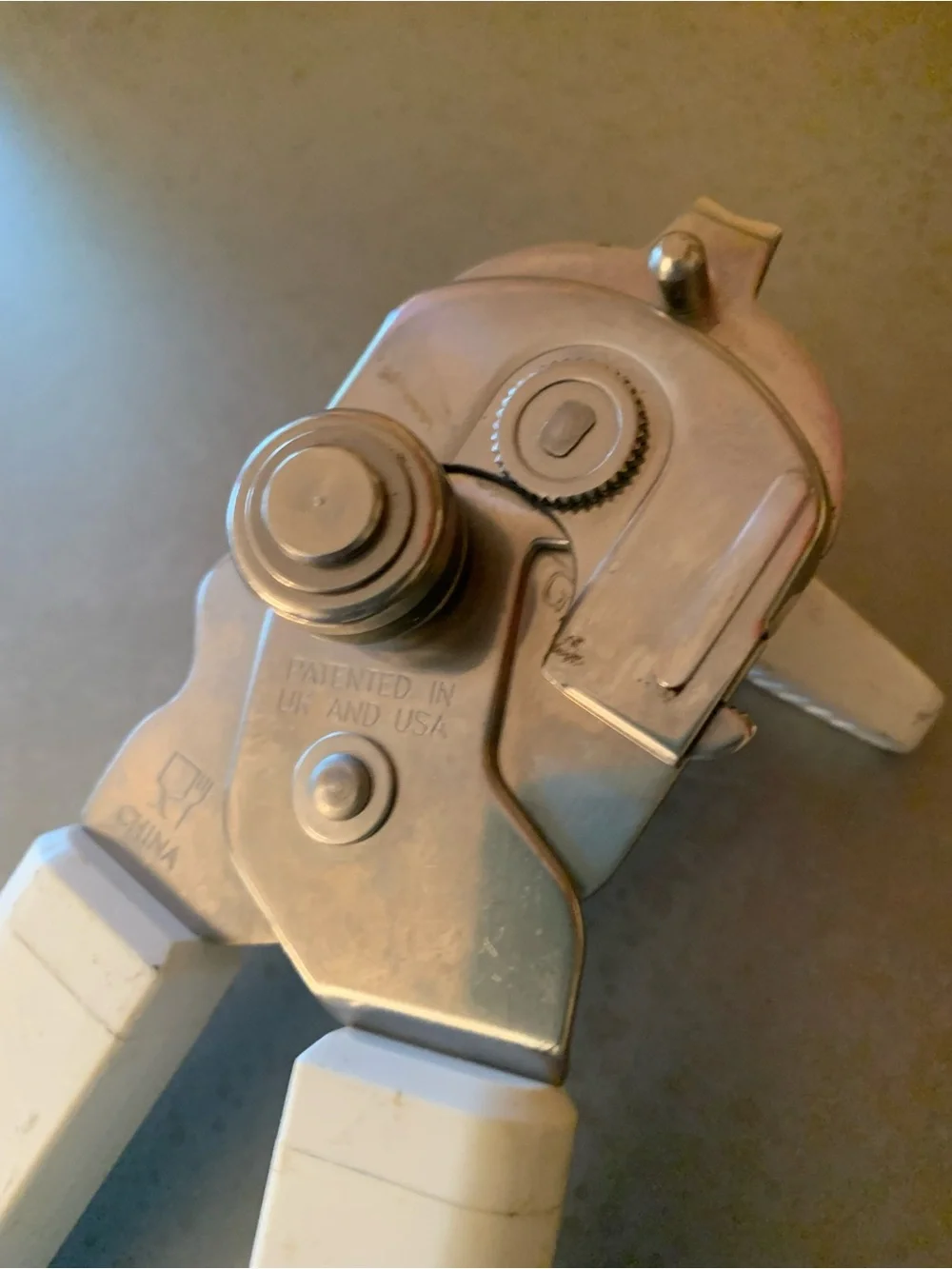 The Pampered Chef safety smooth edge, manual WHITE and SILVER can opener.